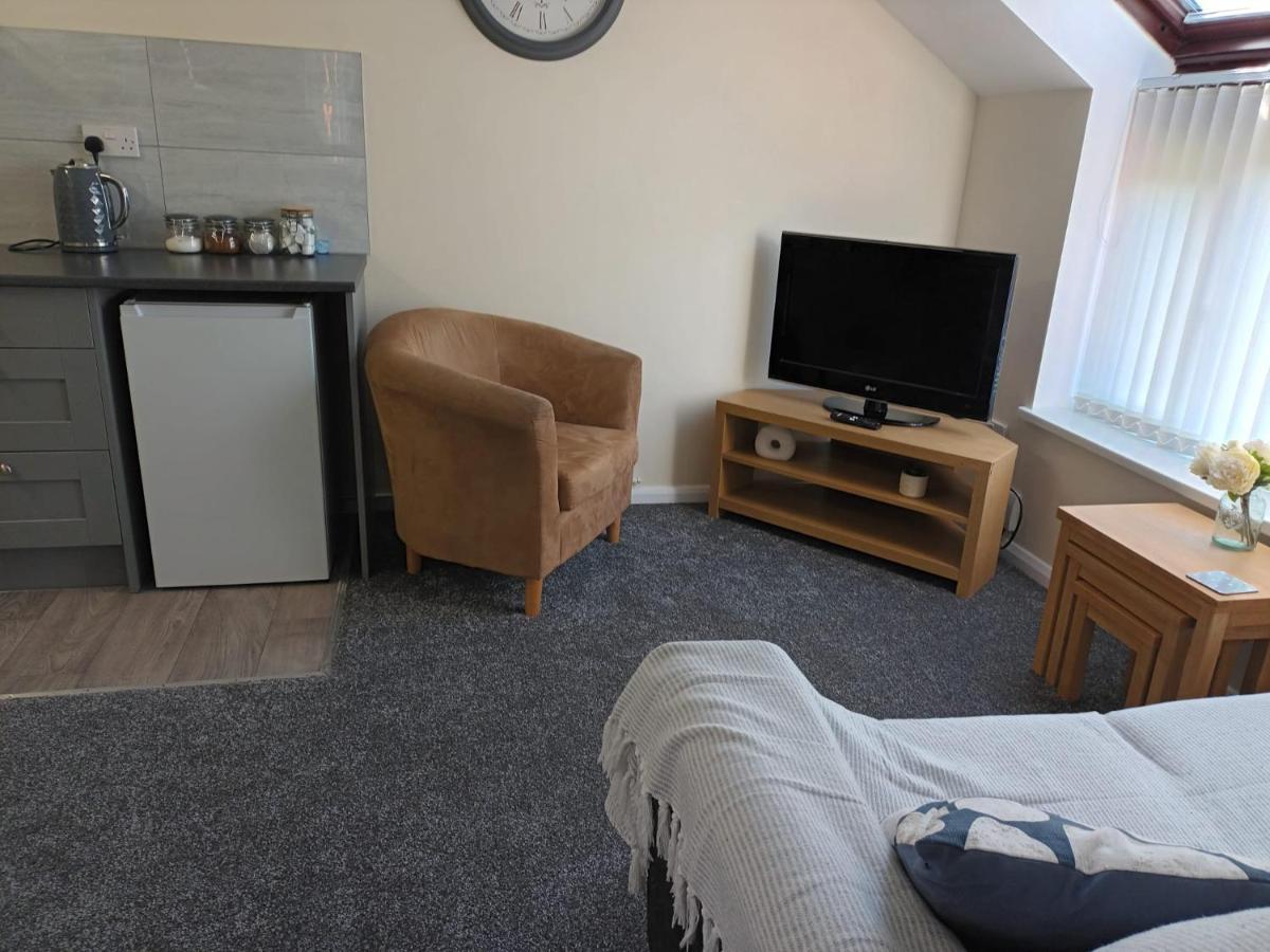 First Floor One Bedroom Quiet Location In Apartment Stafford