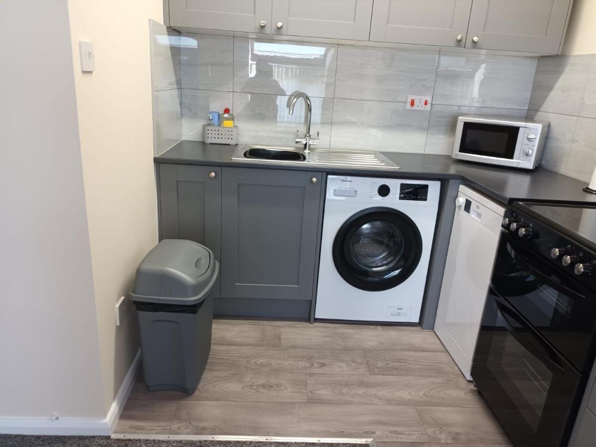 First Floor One Bedroom Quiet Location In Apartment *
